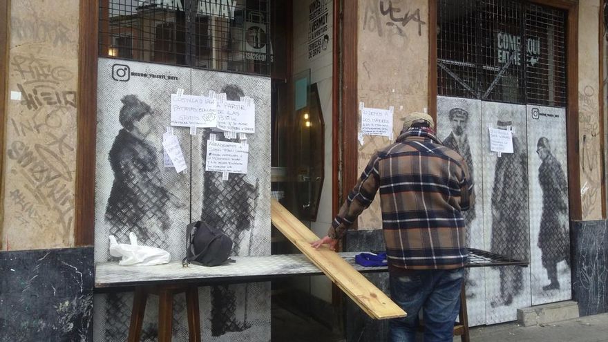 Un hombre espera el plato de comida que le sirve Adrián Rojas | SOMOS MALASAÑA