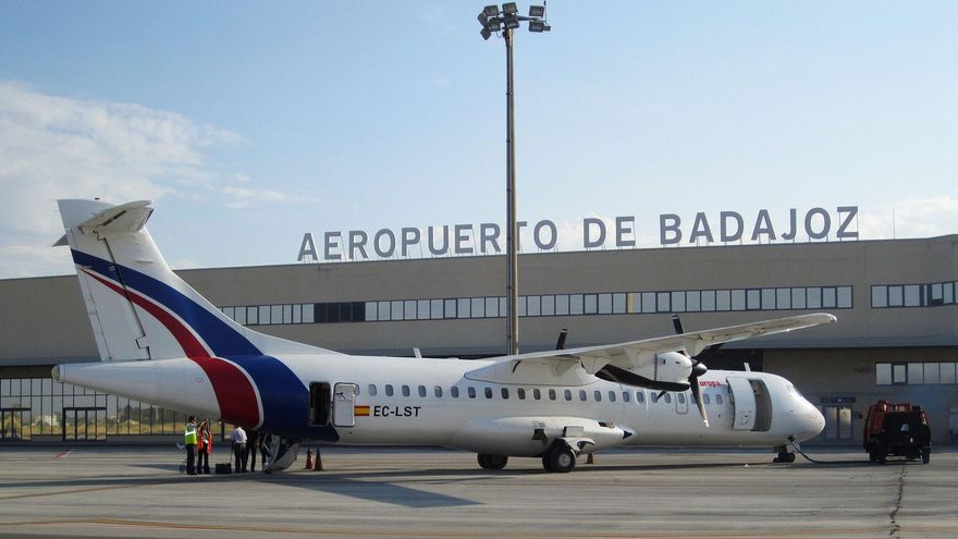 El aeropuerto de Badajoz seguirá sin el sistema antiniebla, pero Aena invertirá en otras mejoras