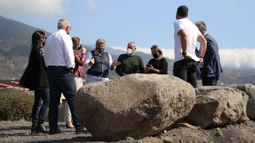 La alcaldesa de Los Llanos de Aridane, Noelia García, junto al concejal de Urbanismo, Manuel Perera, explican las características del suelo que propone ceder al Gobierno de Canarias.