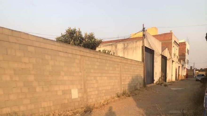 Los vecinos de  la barriada de Llera, en Badajoz, asfaltan la calle "de su bolsillo"