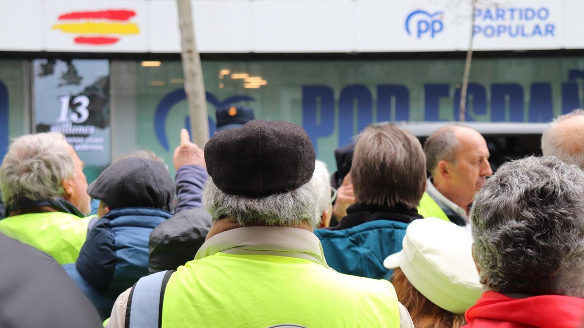 Jubilados protestan ante la sede del PP por tumbar el 'escudo social' y la subida de las pensiones: “Es terrorismo social”