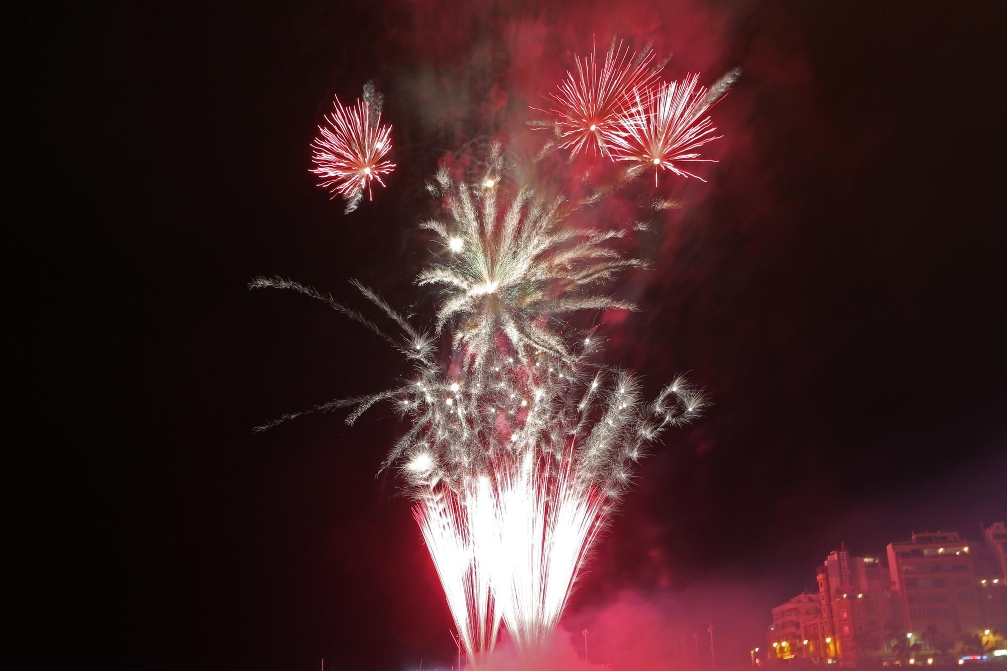 Fuegos artificiales en la Noche de San Juan de Las Canteras (ALEJANDRO RAMOS)