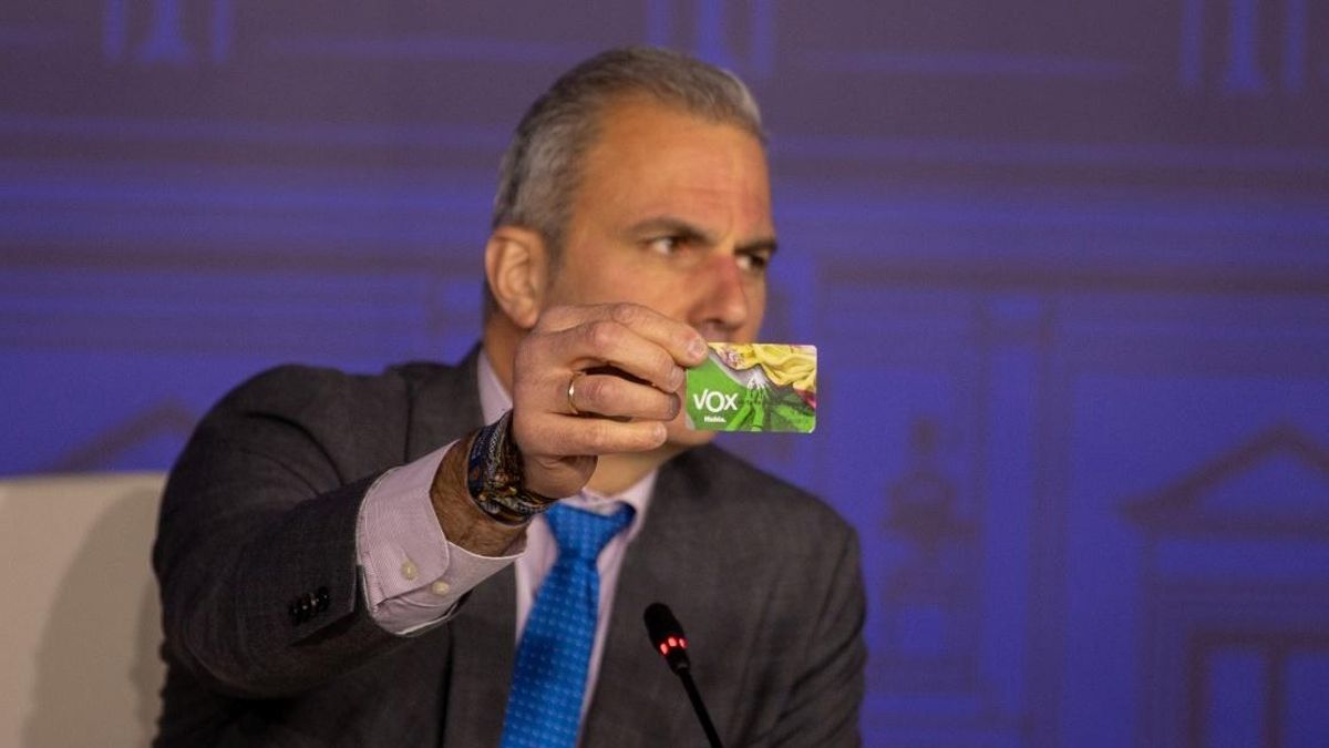 El desgarro de Vox en Madrid: Ortega Smith se aferra a la portavocía y Almeida se regodea en el "lío descomunal"