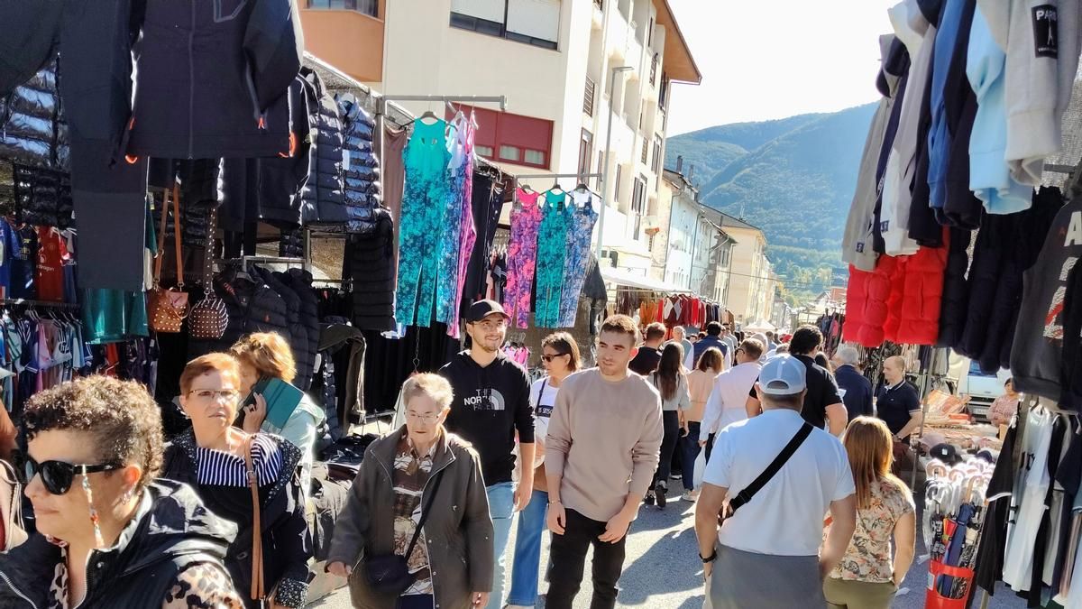 La Feriona conserva su capacidad como reclamo de visitantes en Villablino con guiño a la Mantequera Leonesa