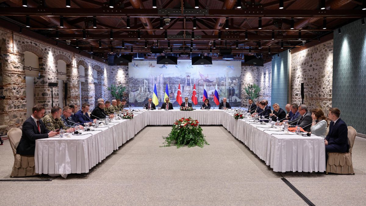Ucrania y Rusia se reúnen en Estambul a 40 días de que concluya el ultimátum de Trump