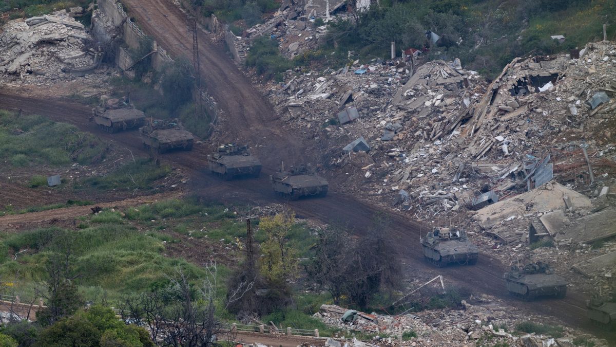 - Tropas israelíes realizan maniobras en el lado libanés de la frontera, vistas desde la Alta Galilea, en el norte de Israel, este lunes, en medio de un alto el fuego entre Israel y el Líbano. EFE/ Atef Safadi