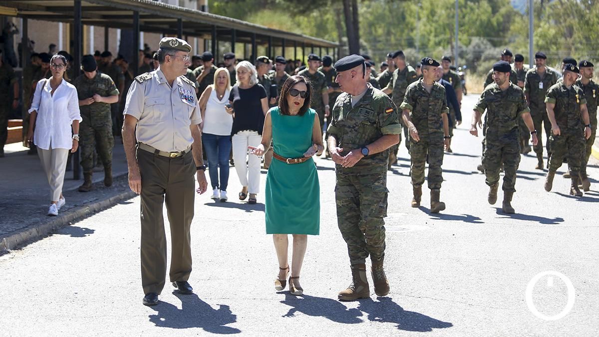 La ministra de Defensa, Margarita Robles, entrega las condecoraciones por la operación Libre Hidalgo y por las acciones realizadas en la DANA