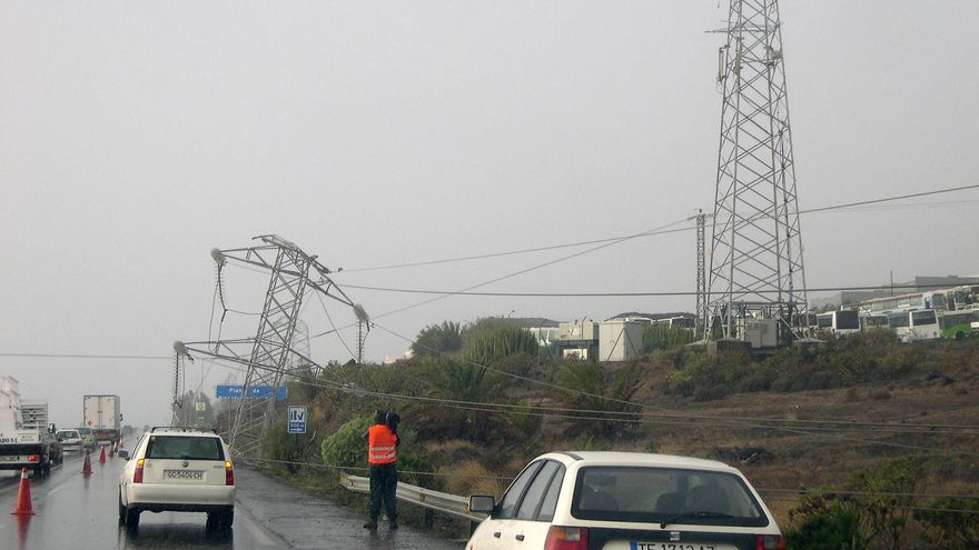 Daños causados por la tormenta tropical Delta en el tendido eléctrico en Canarias