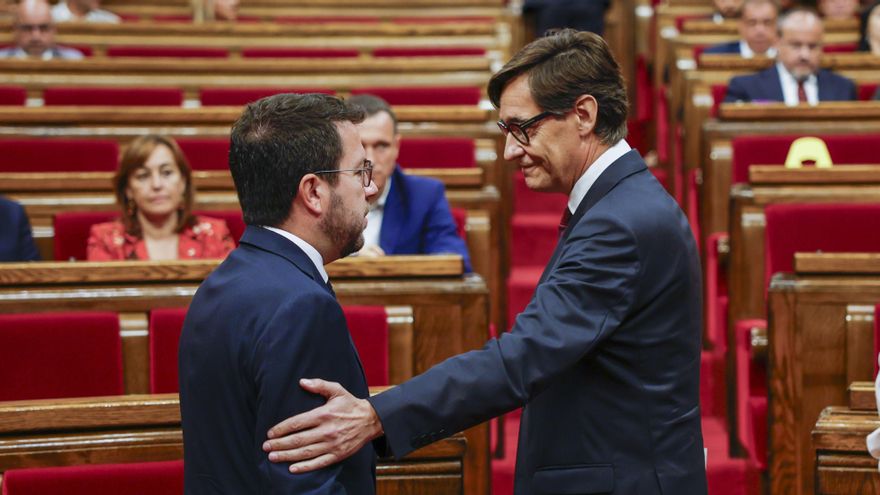 El presidente de la Generalitat en funciones, Pere Aragonès, y el candidato a la investidura, Salvador Illa, este jueves en el Parlament de Catalunya.