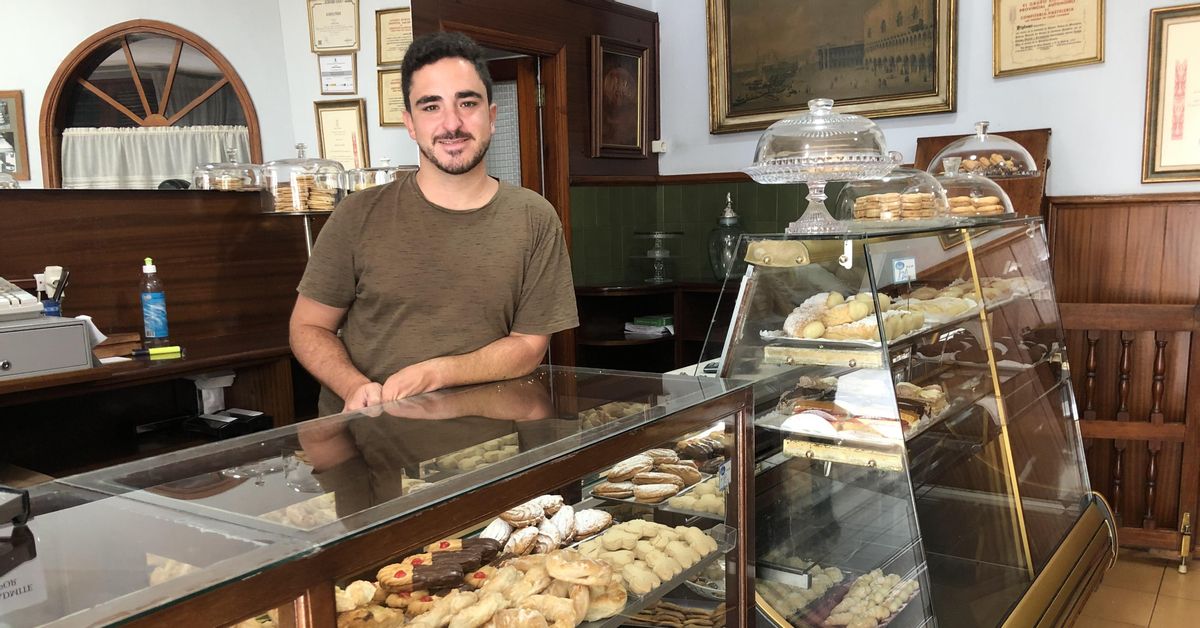 José Abián Benítez en la dulcería