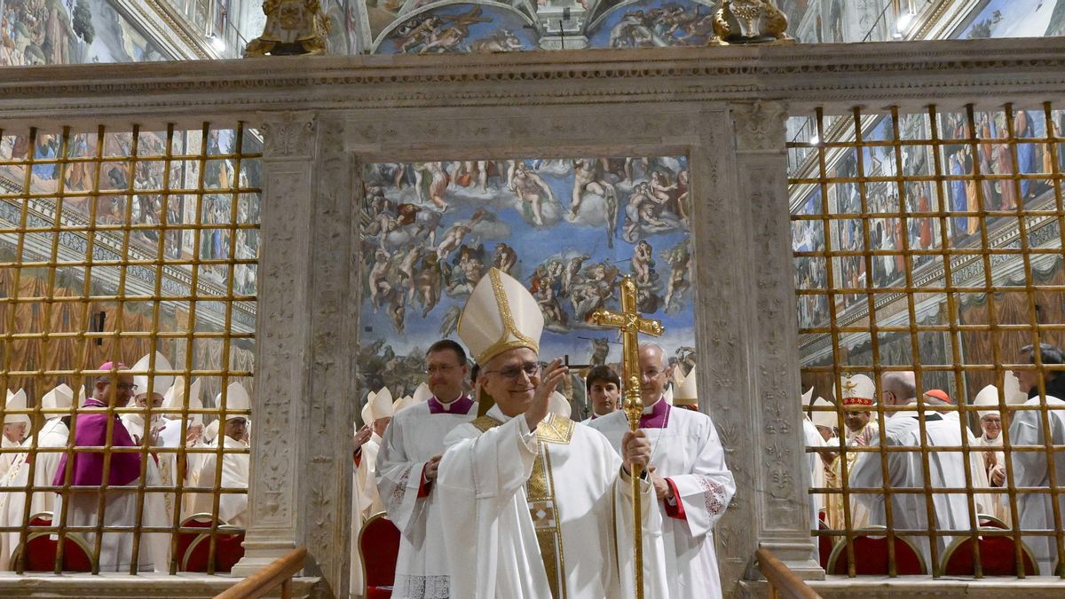 El papa León XIV, tras su primera misa en la Capilla Sixtina de este viernes