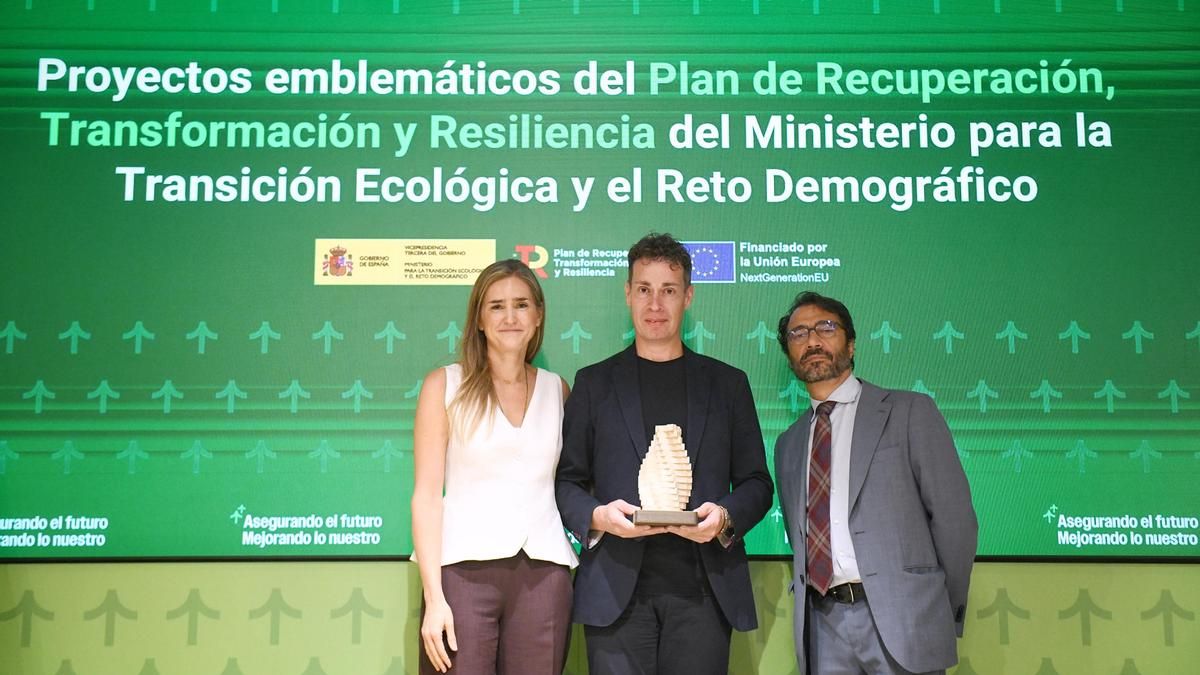 Mario Rivas, alcalde de Villablino, recibe el reoconocimiento al Ponfeblino de manos de la ministra Sara Aagesen.