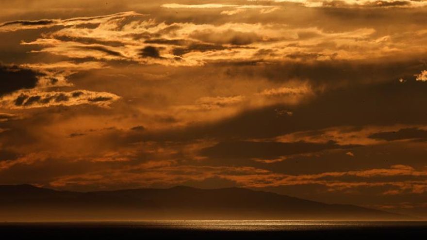 La Agencia Estatal de Meteorología (Aemet) prevé para hoy, sábado, tormentas localmente fuertes en el este peninsular y Baleares, precipitaciones en el oeste de Galicia y nubosidad de evolución en el resto del país, con chubascos en áreas de montaña.