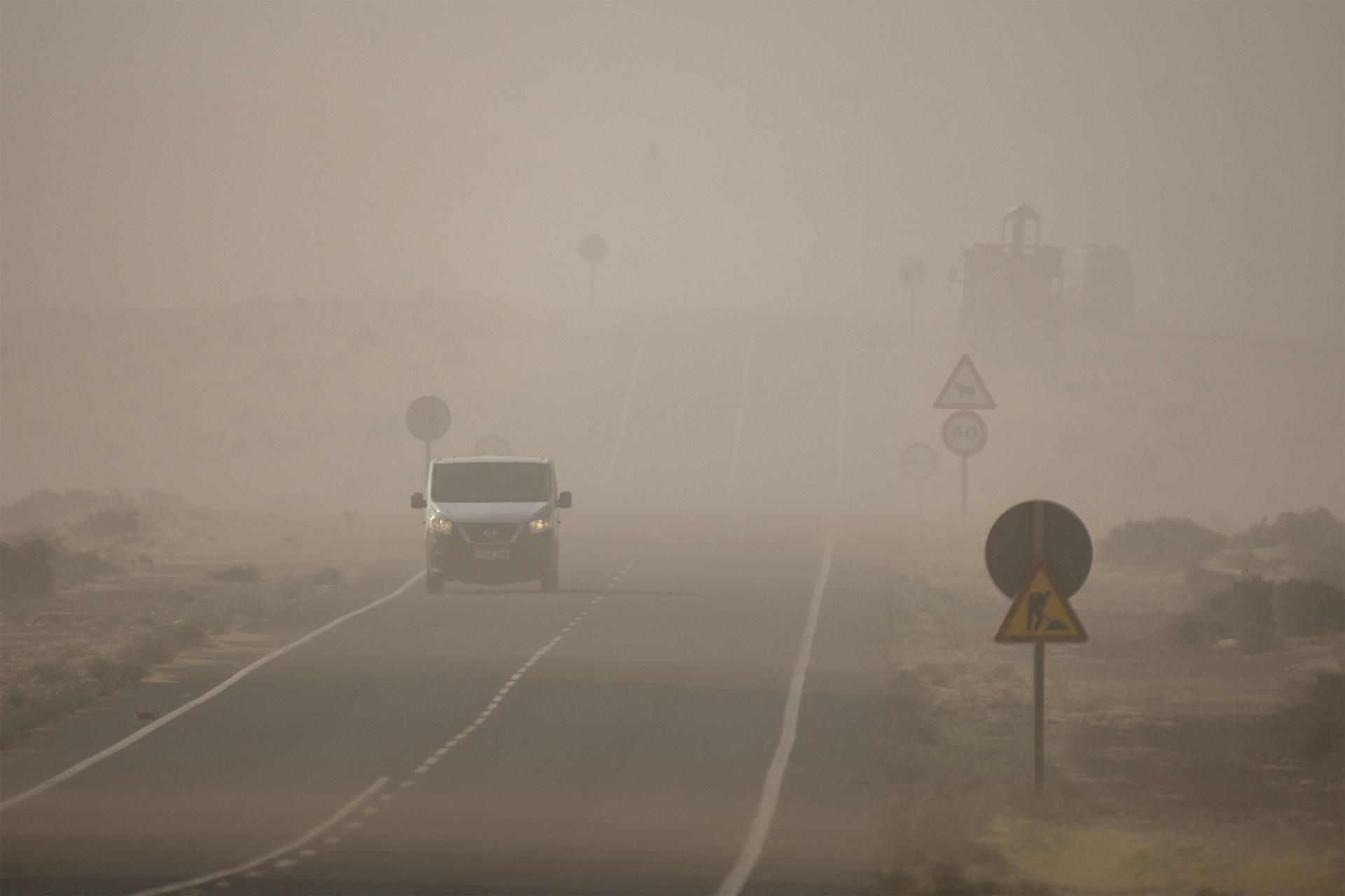 En la imagen un coche circula por la carretera de Tiagua, en la isla de Lanzarote. 