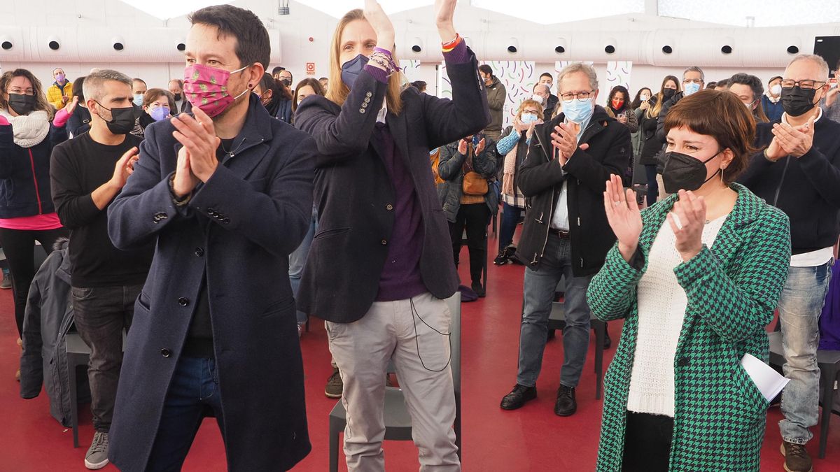 El ex vicepresidente del Gobierno, Pablo Iglesias, aplaude junto a los candidatos de Unidas Podemos por Valladolid, Pablo Fernández y María Sánchez, en la Cúpula del Mileno de Valladolid.
