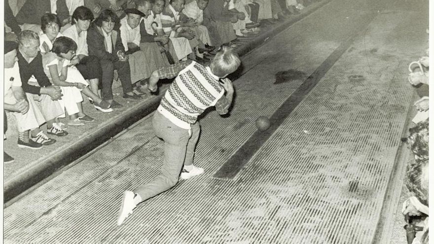 La cámara 'caza' a un joven jugando al bolo alavés en una fotografía que se usaría para ilustrar el programa de las fiestas de 1985