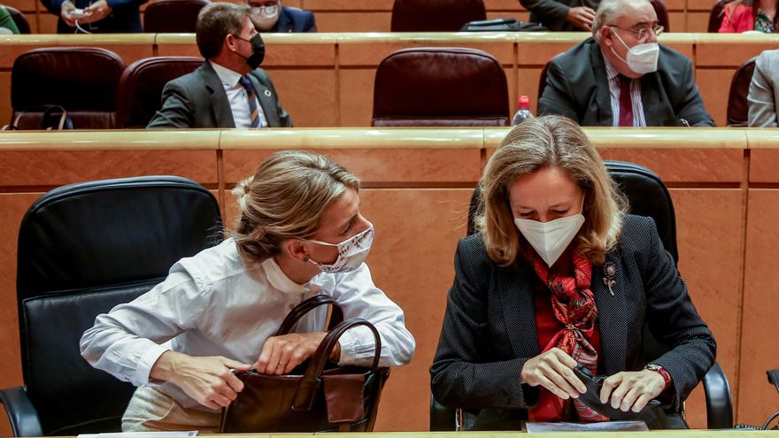 Yolanda Díaz y Nadia Calviño en el Senado, este martes.