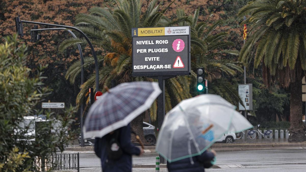 El litoral de Valencia entra en alerta roja por la borrasca Emilia: suspendidas las clases en colegios y universidades