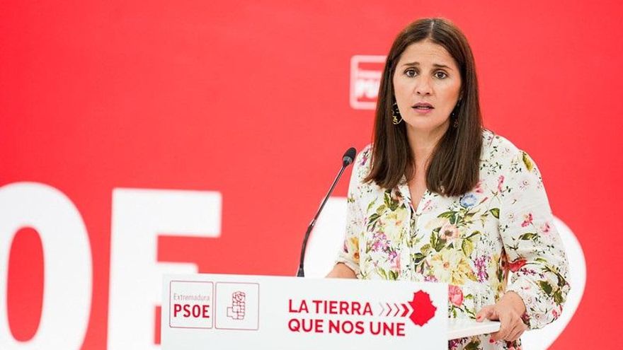 La portavoz del PSOE de Extremadura, Isabel Gil Rosiña, en rueda de prensa este lunes en Mérida