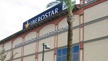 Un grupo de personas accede al hotel de la cadena Iberostar en Islantilla (Huelva).
