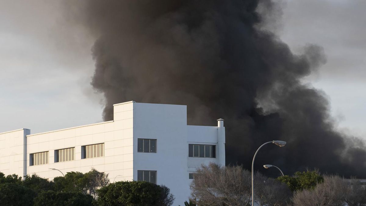 Arden diez guaguas en las cocheras del transporte interurbano de Lanzarote