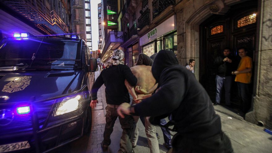 15/05/2011. Policías deteniendo a un manifestante después de la manifestación el 15 de mayo de 2011.