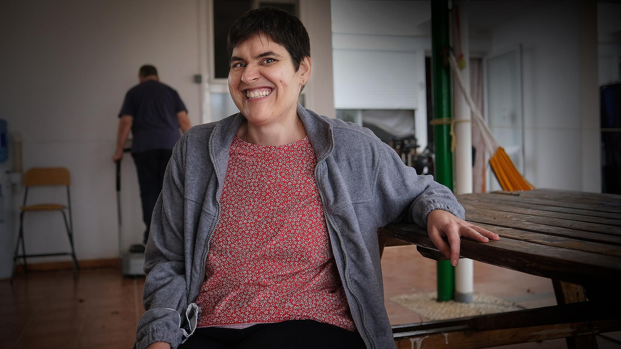 María Jesús, una de las residentes, posa en el porche de la residencia