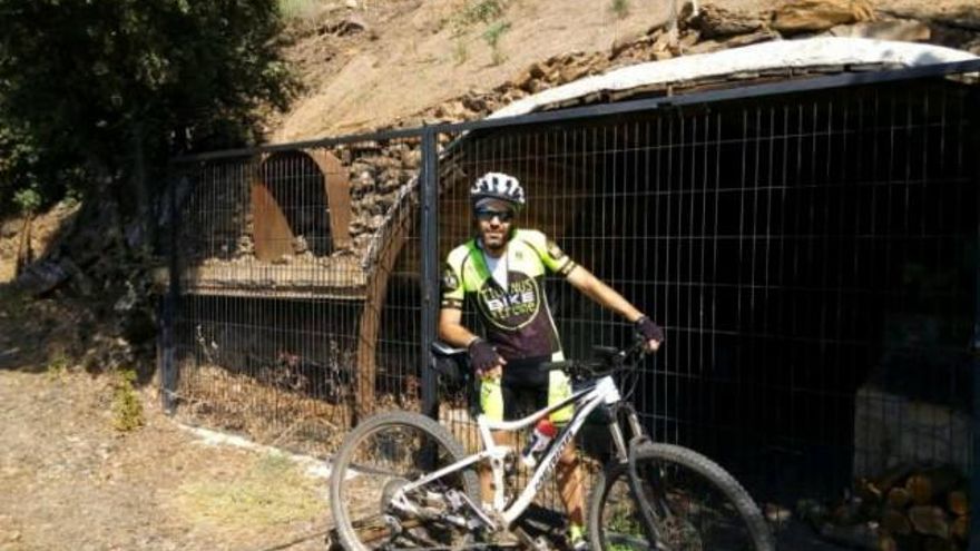 El escritor Abel Aparicio en una bocamina de Labaniego (Bembibre).