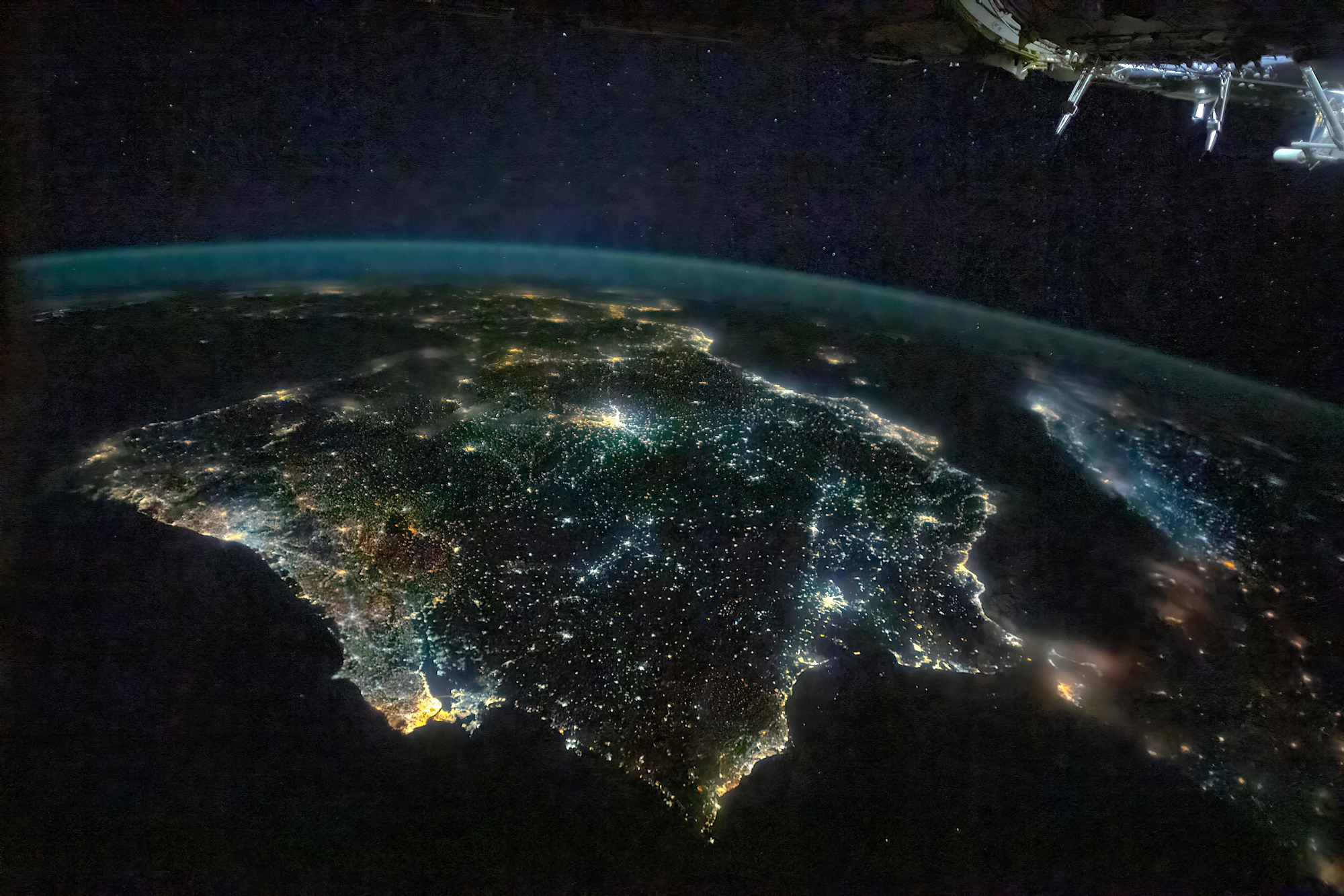 La península ibérica vista de noche desde el espacio en 2022.