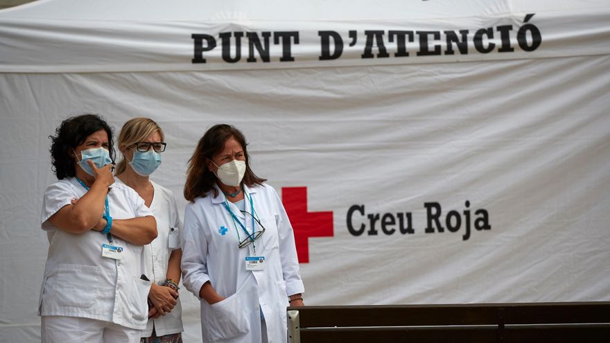 Sanitarios de la Cruz Roja de guardia frente a uno de los dispositivos instalados en la ciudad de Santa Coloma de Gramanet (Barcelona), durante el cribado voluntario y masivo de COVID-19, este miércoles. EFE/ Alejandro García