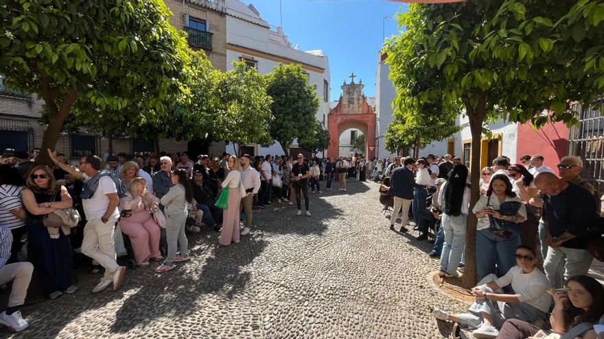 Expectación ante la salida de La Caridad.