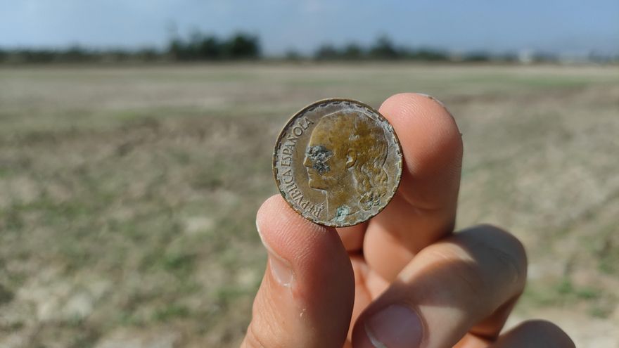 Una peseta del periodo republicano hallada en el campo de Albatera.