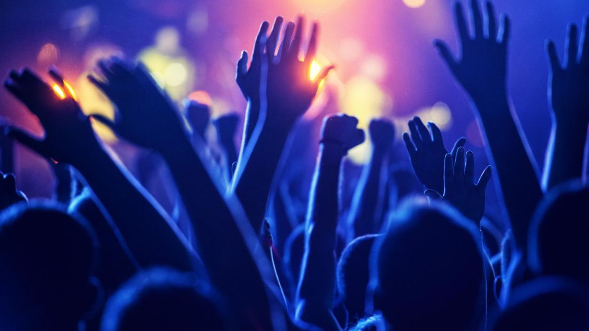 Zumbidos tras un concierto: cómo proteger nuestros oídos durante la temporada de festivales