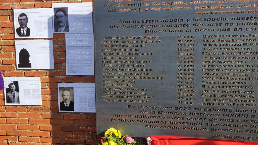 Placa de recuerdo en el cementerio de Villadangos del Páramo