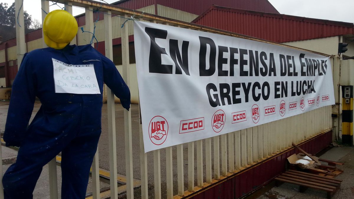 Portilla de entrada de la fábrica Greyco en San Felices de Buelna.