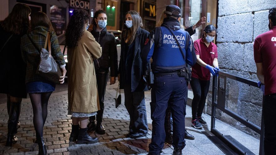 Miembros de la Policía Municipal de Madrid vigilan las calles de la capital madrileña.