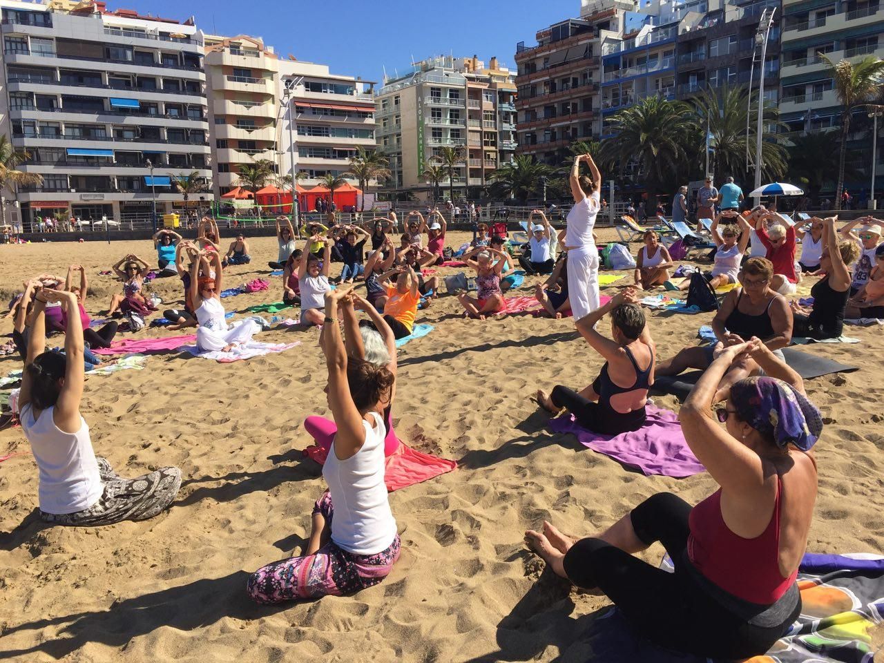 Clases de yoga gratis en la playa de Las Canteras.