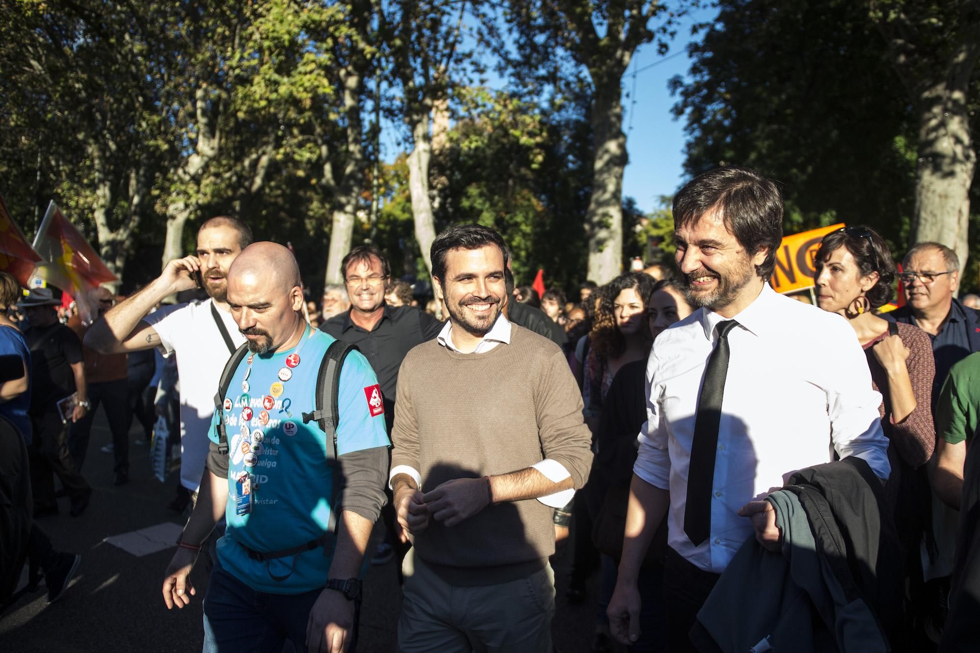 Alberto Garzón y Rafael Mayoral se acercan a saludar a los manifestantes de "rodea el Congreso", a pocos minutos de comenzar la protesta