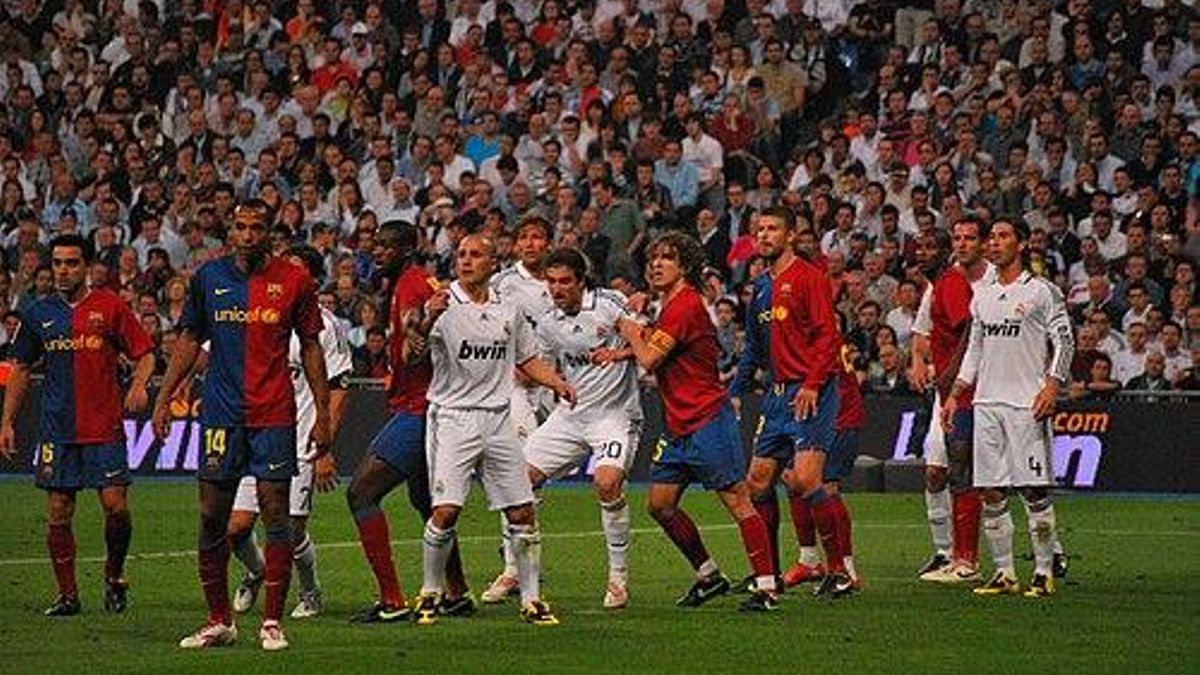 Jugadores del Real Madrid y el FC Barcelona durante un Clásico