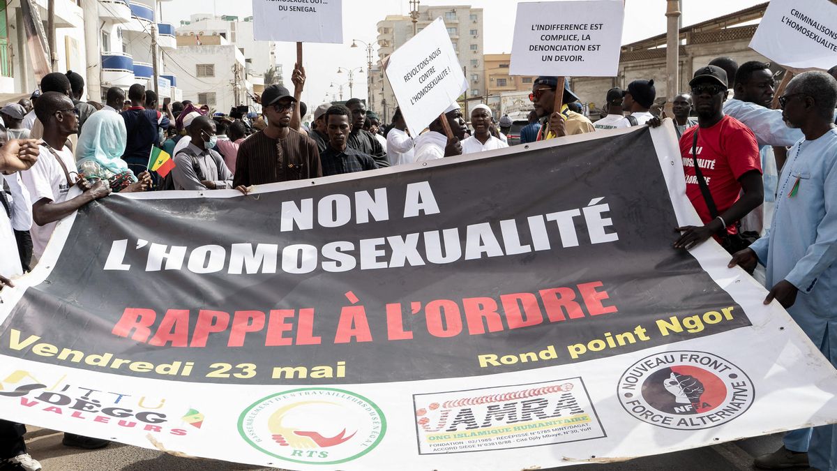 Manifestantes sostienen una pancarta que reza "No a la homosexualidad, llama al orden" durante una marcha en Dakar en 2025.  (Photo by SEYLLOU / AFP)