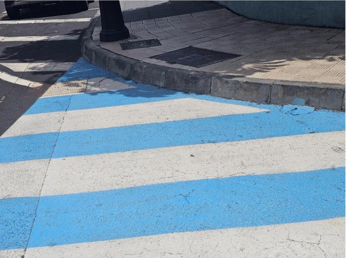 Bordillo de una acera y un  paso de peatones  (imagen cedida por Camilo Matos Capote)