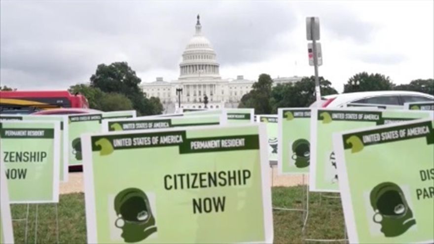 Pancartas verdes frente al Congreso de EE.UU. para pedir una reforma migratoria