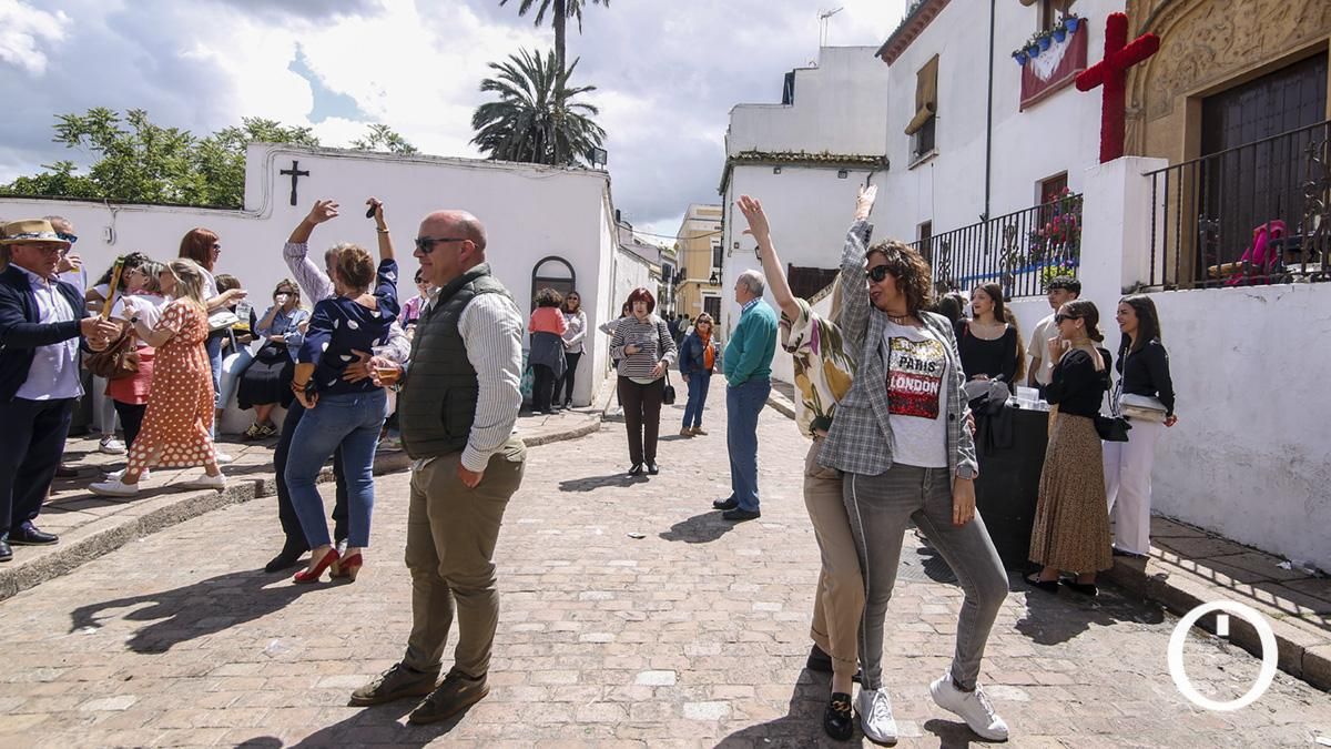 Cruz de mayo de la Hermandad de la Paz en la Cuesta del Bailio