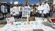 Empleo rectifica y dará tarjeta sanitaria a los predoctorales.