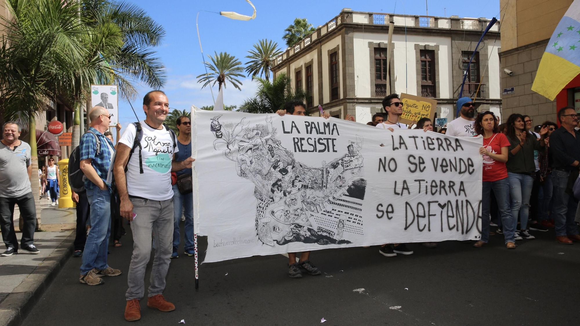 Pancartas de apoyo a la lucha contra la ampliación del muelle de Agaete.