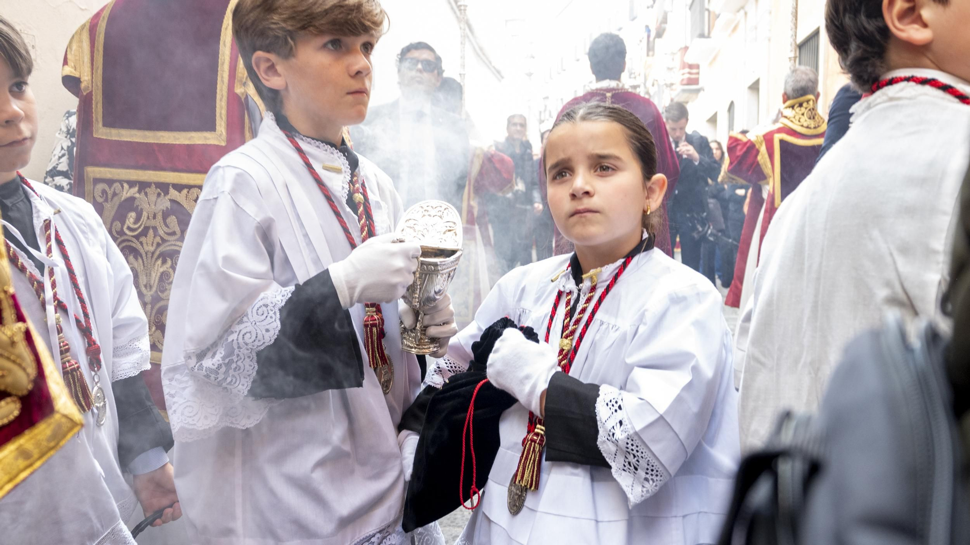 El incienso envuelve al pequeño cuerpo de acólitos de los Servitas