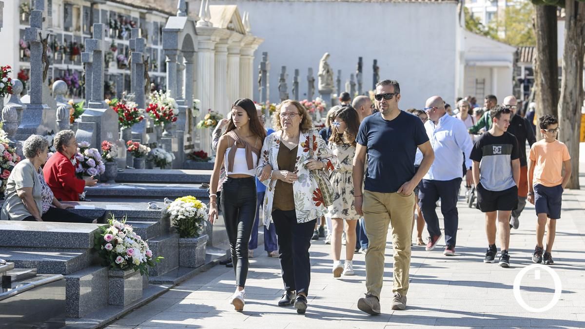 Recuerdos, emoción y flores en los cementerios de Córdoba