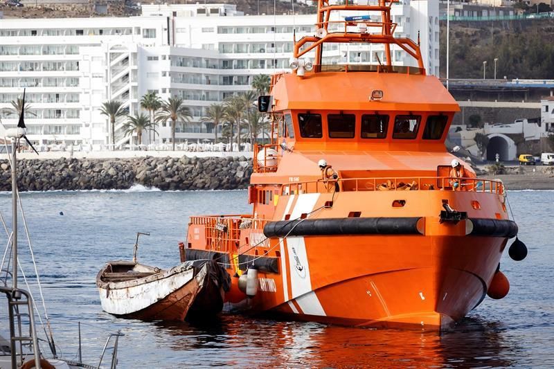 'Salvamar Menkalinan' con un cayuco en el que viajaban 95 personas