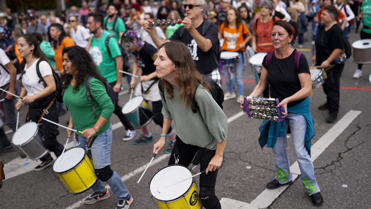 Batucada en la manifestación por una vivienda digna en Madrid, este domingo