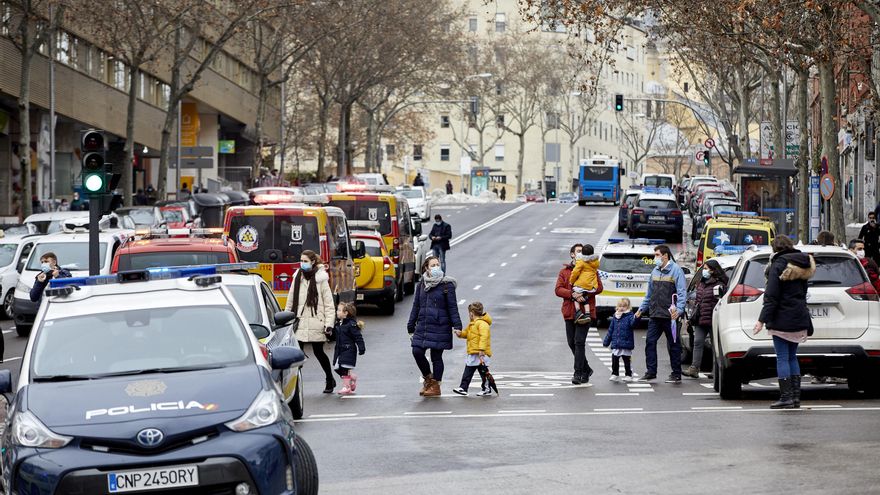 Una fila de niños son evacuados de un colegio tras una explosión en Madrid.